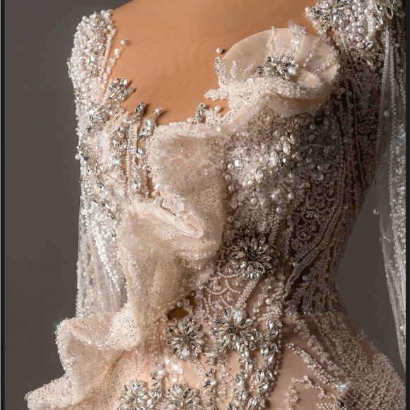 Exquisite Cream Lace Bridal Dress - Picture 4 of 6